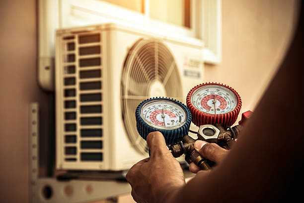 Professional Hvac technician working in Pinewood, FL